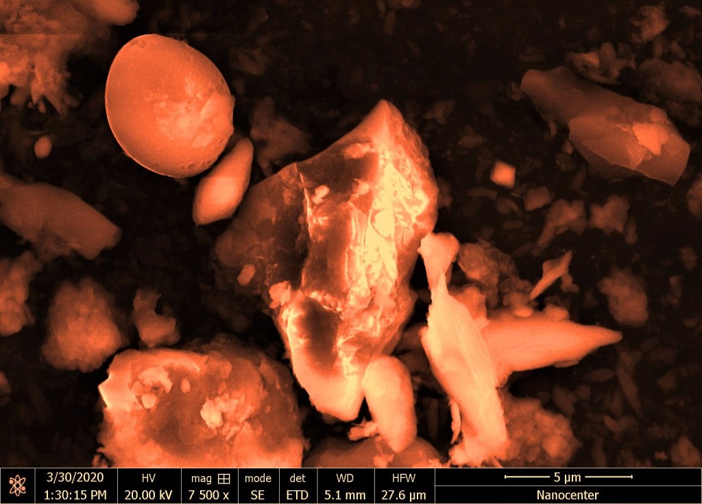 Kremen (ostrorobo zrno na sredini) je najpustejša sestavina puščavskega peska