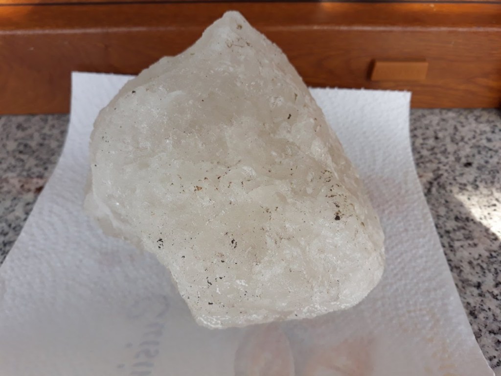 Neimenovan najditelj / gre za kameno sol, ki so jo lovci nastavili divjadi