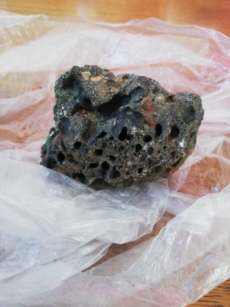 Uroš B. / meteoriti nimajo takih lukenj