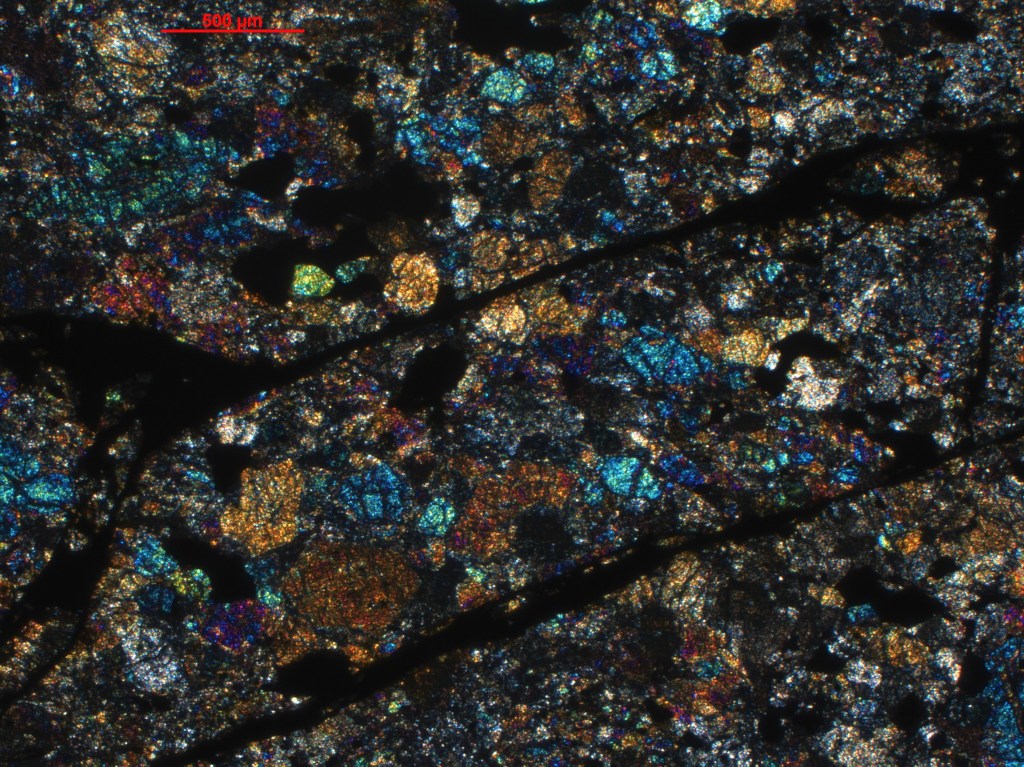 Temne udarne žile kažejo, da je bil meteorit Novo mesto nekoč ob trku z drugim asteroidom deloma staljen