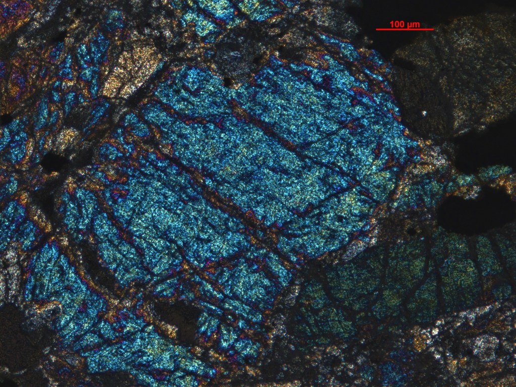 Za mineral olivin so značilne "živopisane" interferenčne barve