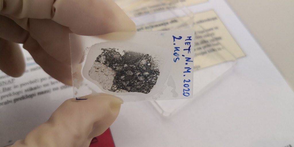 Vzorec za optično mikroskopijo, ki smo ga izrezali iz drugega najdenega kosa meteorita Novo Mesto