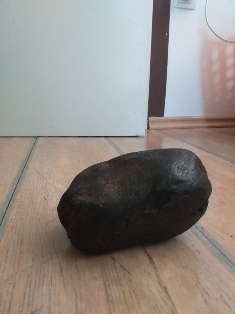 Tilen A. / glede na obliko bi lahko bil meteorit, a ni magneten