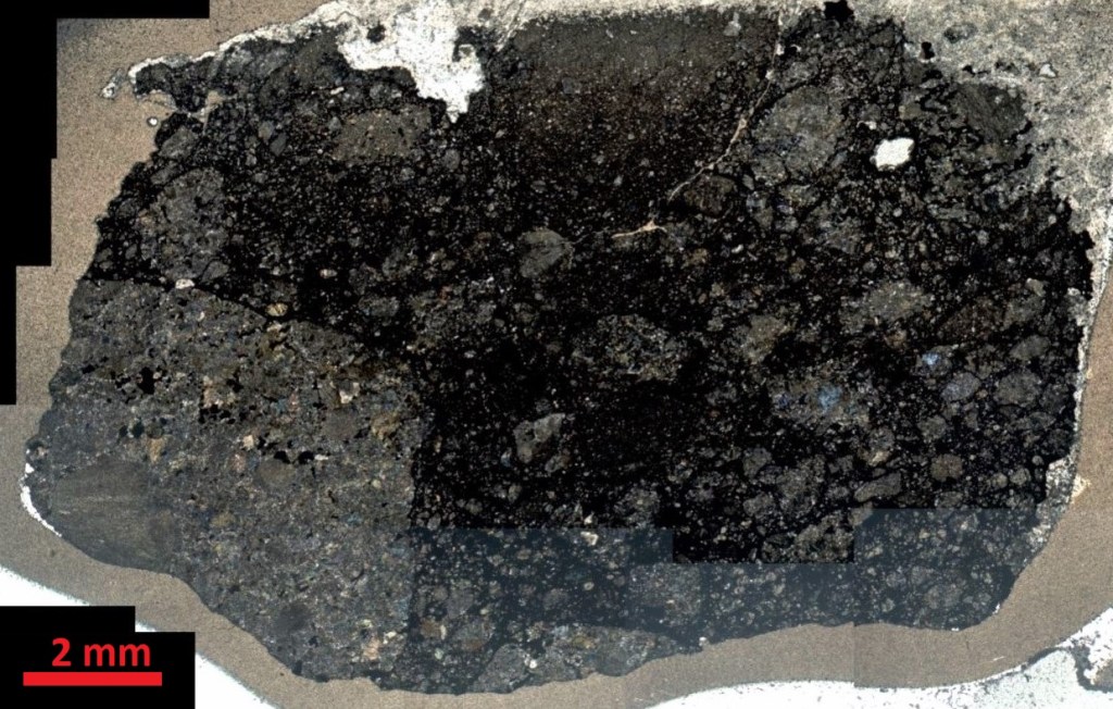 Mozaik celotnega vzorca v presevni polarizirani svetlobi (originalni posnetek ima velikost 14600 X 10400 slikovnih pik oz. 50 MB)